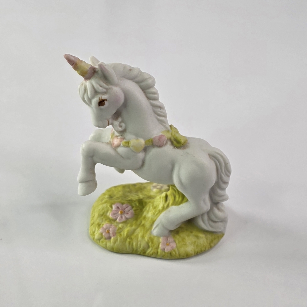 Vintage WALLACE BERRIE FANTASY SERIES PORCELAIN UNICORN #4958 1982 Japan.